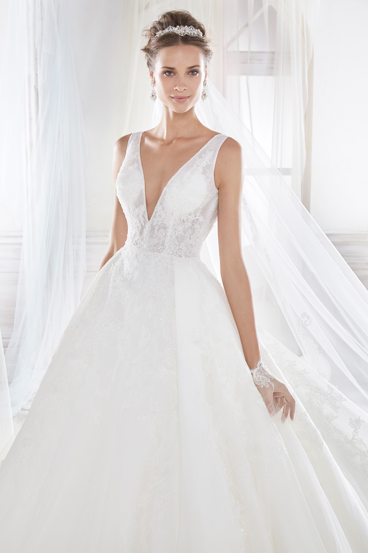 nicolesposeNIAB18076 Timeless Bridalwear